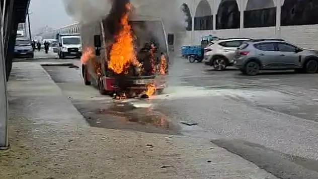 Halk otobüsü alev alev yandı