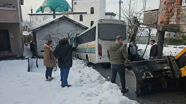 Halk otobüsü eve daldı büyük bir faciadan dönüldü