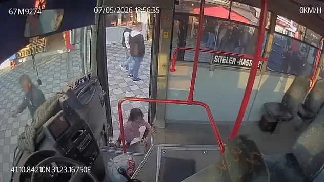 Halk otobüsüne binen 2 yaşındaki çocuk kamerada
