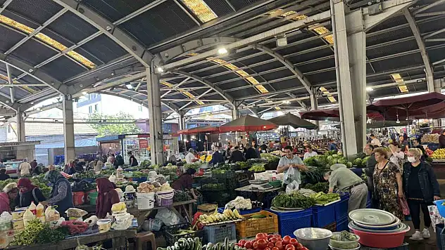 Halk pazarında fiyatlar yükseldi