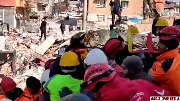 Hamile kadın 129 saat sonra enkazdan çıkartıldı