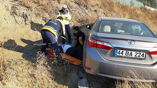 Hastaneye giden yaşlı çift kazada yaralandı