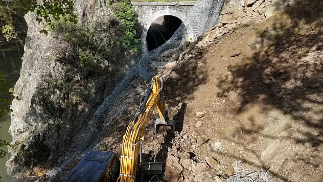 Heyelan demir yolunu kapattı, tren seferleri durduruldu