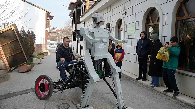 Hurda malzemelerden robot yaptı: Gören telefonuna sarılıyor
