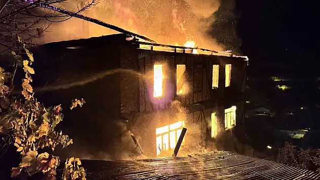 İki katlı ahşap ev alevlere teslim oldu