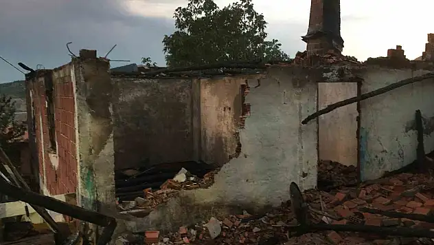 İki katlı ev kullanılamaz hale geldi