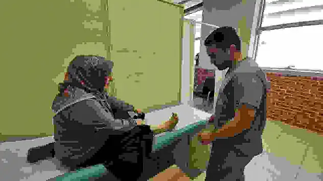 İlk ayakkabısını 51 yaşında giyebildi