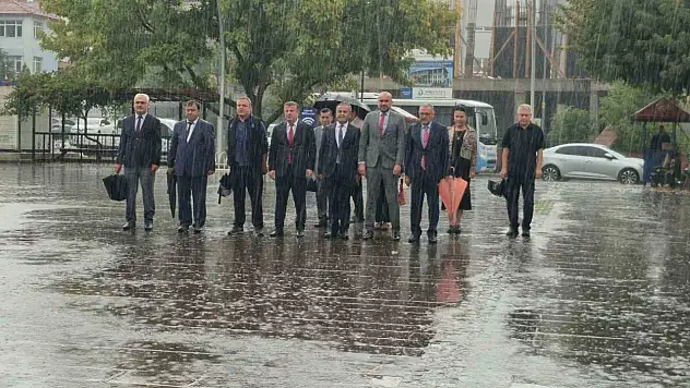 İlköğretim Haftası kutlamalarına şiddetli yağış engel olamadı