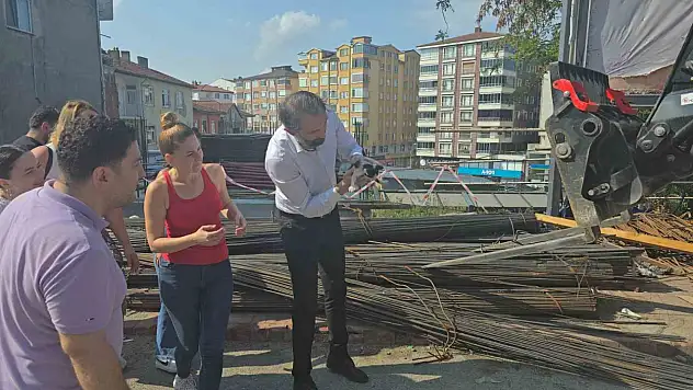 İnşaat demirlerinin altına sıkışan kediyi kurtarmak için zamanla yarıştılar