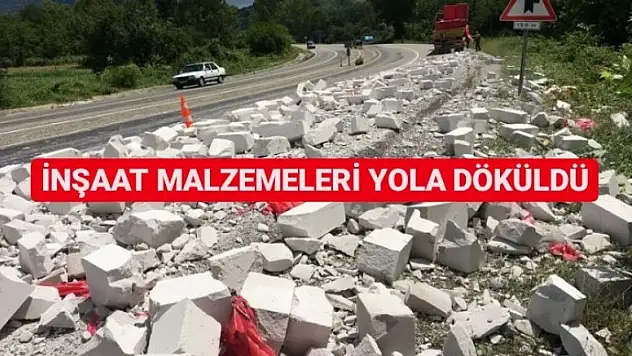 İNŞAAT MALZEMELERİ YOLA DÖKÜLDÜ