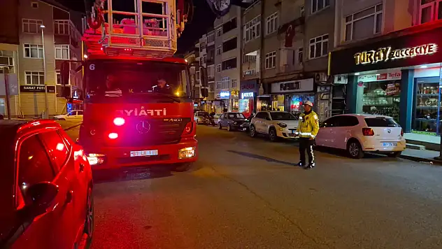 İpe dolanan ebabili kurtarmak için cadde trafiğe kapatıldı