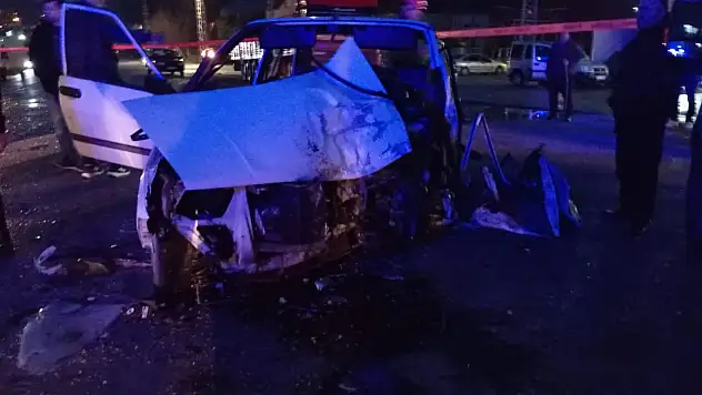 İşçi servisiyle çarpışan otomobilin sürücüsü öldü