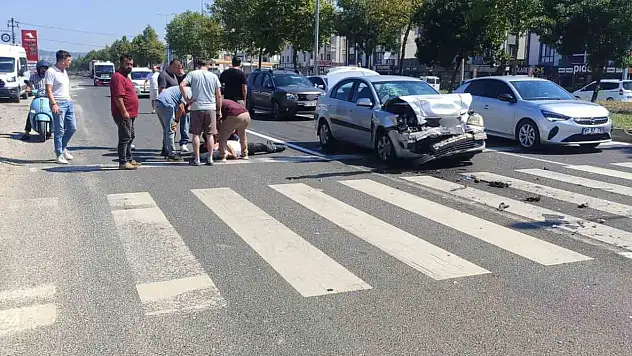 Işıklı kavşakta 2 otomobil çarpıştı: 1 yaralı