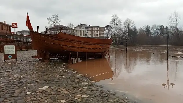 İskeleler ve yürüyüş yolları sular altında kaldı