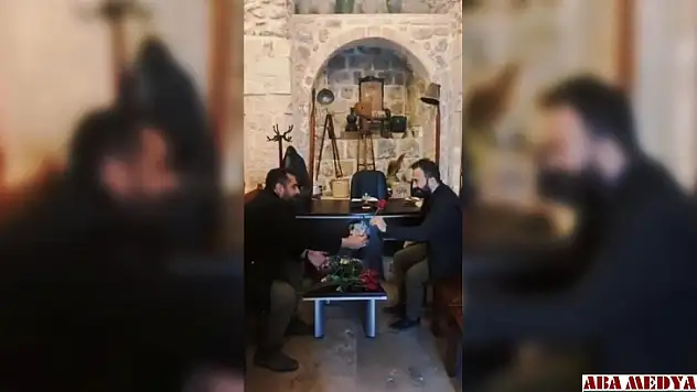 İsveç'te Kur'an-ı Kerim yakma girişimine karşı Mardinli gençler kiliselerde gül dağıttı