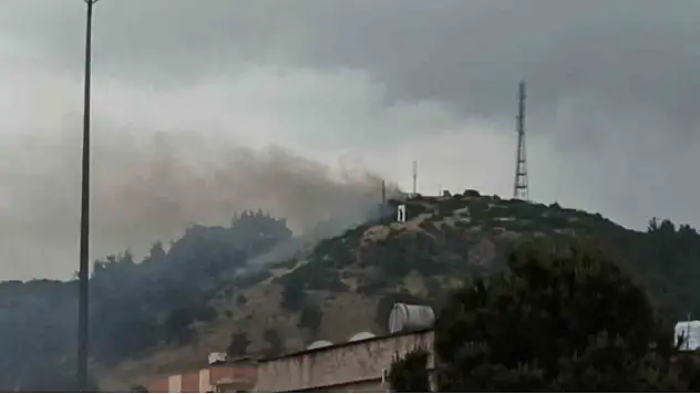 İtfaiyenin müdahale edemediği yangına yağmur yetişti