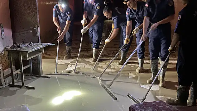 Jandarma ekipleri de sahada