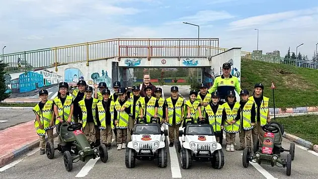 Jandarma ekipleri öğrencilere trafik kurallarını uygulamalı anlatıyor