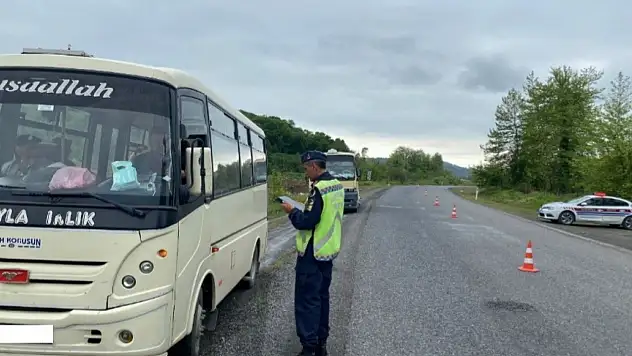 Jandarma ekipleri sürücüleri denetledi