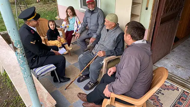 Jandarmadan şehit kabrine ve ailesine ziyaret