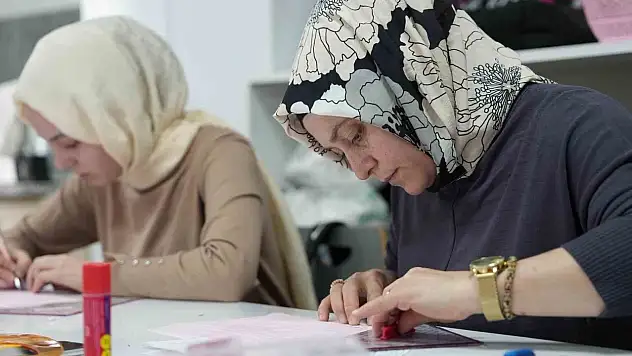 Kadınlar hem öğreniyor hem aile bütçelerine katkı sağlıyor