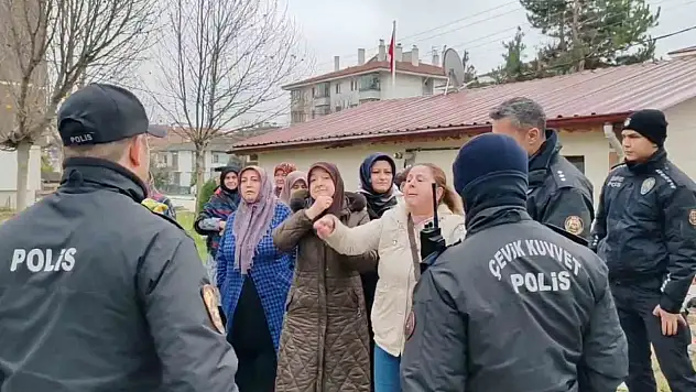 Kadınlardan mahalleye yapılacak baz istasyonuna ve erkeklere tepki
