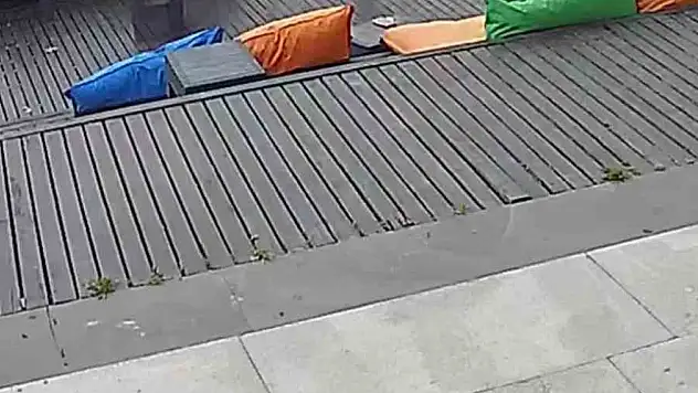 Kafenin eşyalarına zarar verdiler: O anlar güvenlik kamerasında