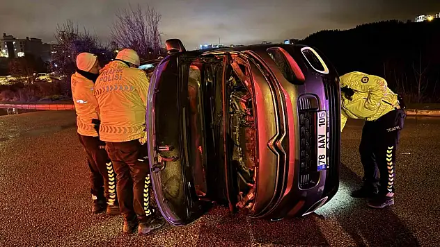 Kaldırıma çarpıp devrildi: 1 yaralı