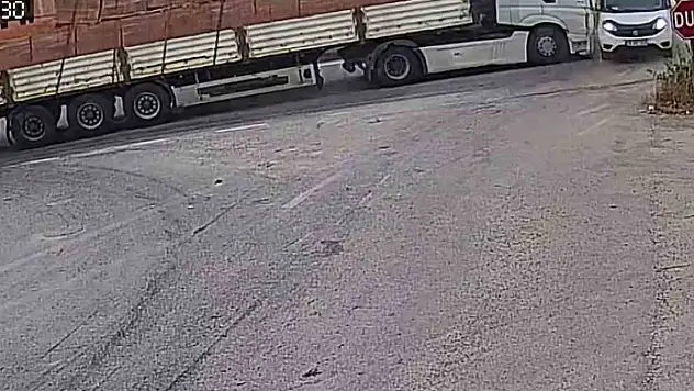 Kameralara yansıyan kaza ucuz atlatıldı: Tır, yola kayan kamyonete çarptı