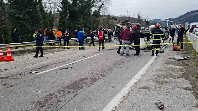 Kamyon, ana yola çıkmak isteyen araca çarptı: 1 ölü, 2 yaralı