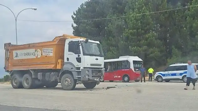 Kamyon ile minibüs çarpıştı 4 kişi yaralandı