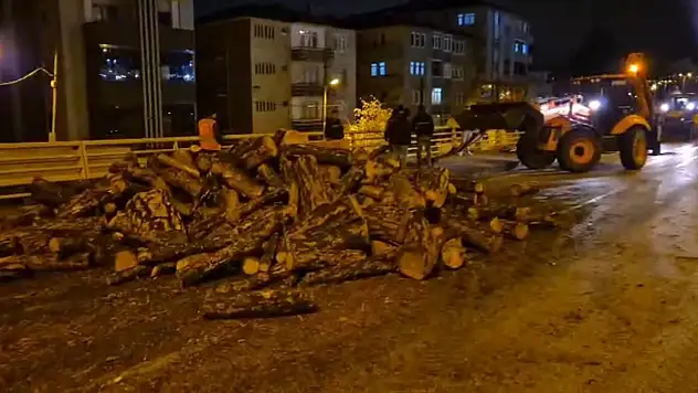 Kamyondan kara yoluna dökülen odunlar kaldırıldı