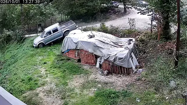 Kamyonet bahçeye uçtu, 3 kadın saniyelerle ölümden döndü