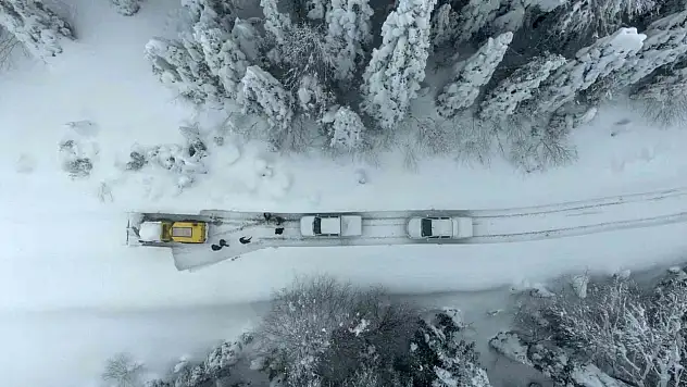 Kar altındaki köy yollarında
