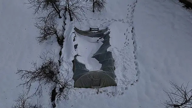 Kar birikintisine dayanamayan seralar çöktü