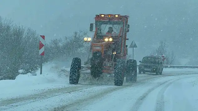 Bartın - Karabük kara yolunda kar nedeniyle tırların geçişine izin verilmiyor