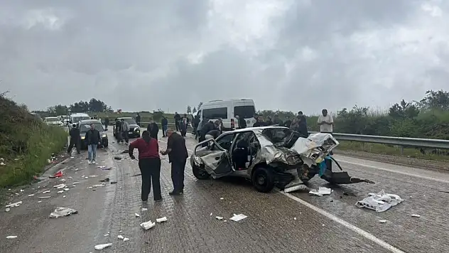 Karabük-Eflani karayolunda otomobil ile servis otobüsü çarpıştı: 6 yaralı