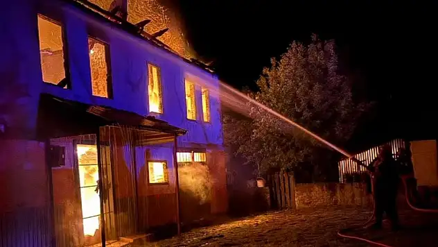 Karabük'te 2 katlı ev alevlere teslim oldu