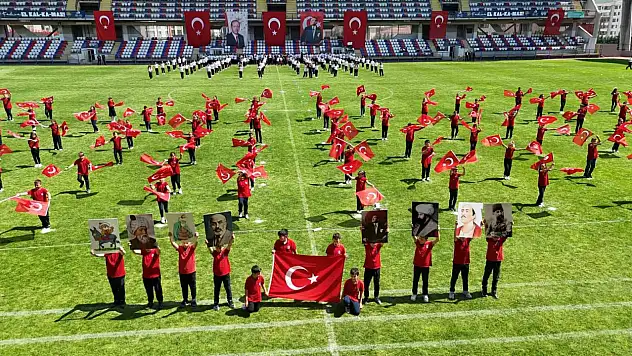 Karabük'te 23 Nisan coşkusu: Öğrencilerin gösterileri büyük beğeni topladı