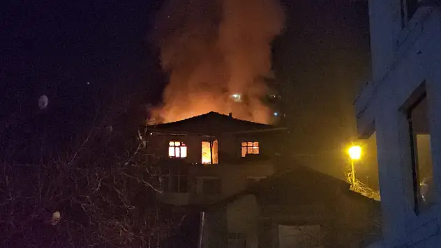 Karabük'te 3 katlı binada yangın: Mahsur kalan yaşlı adam kurtarıldı