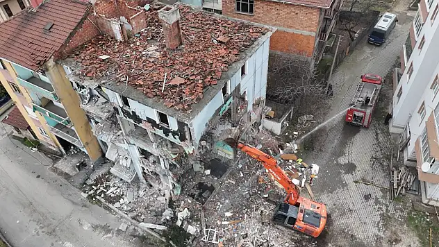 Karabük'te doğal gaz patlaması sonrası hasar gören bina 3 yıl sonra yıkılıyor