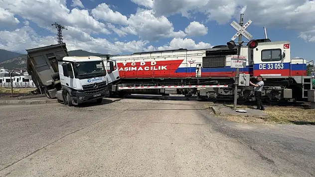 Hemzemin geçitte lokomotif tıra çarptı