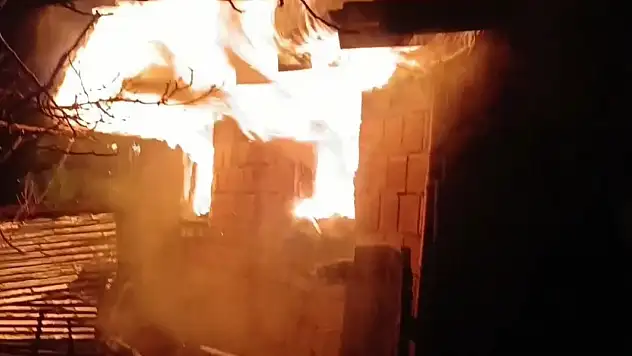 Karabük'te iki katlı ev alevlere teslim oldu