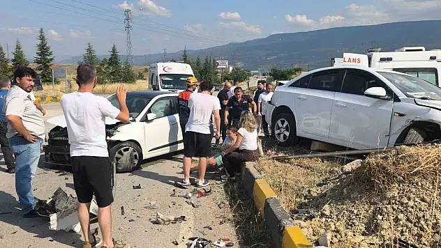 İki otomobil çarpıştı: 1'i ağır 7 yaralı