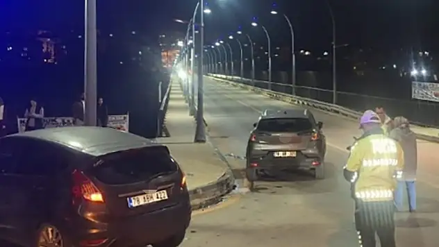 Karabük'te kavşakta iki otomobil çarpıştı: 2 yaralı