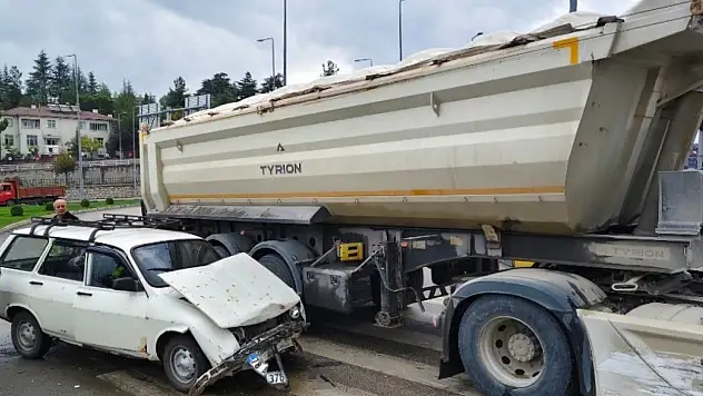 Karabük'te kırmızı ışık ihlali kazaya neden oldu: 2 yaralı