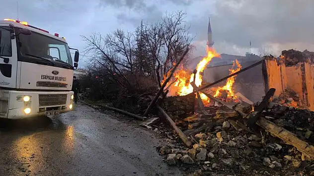 Karabük'te köyde çıkan yangın 4 evi ve bir ahırı küle çevirdi