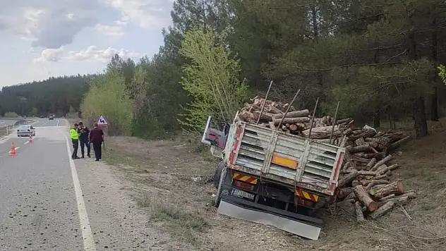 Karabük'te odun yüklü tır devrildi: 2 yaralı