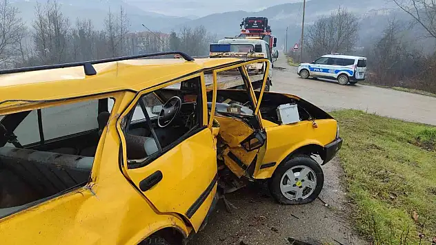 Karabük'te otomobil demir bariyere çarptı: 1 yaralı