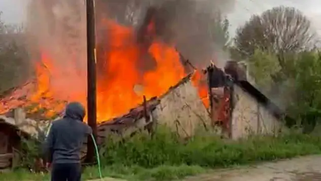 Tek katlı ev çıkan yangında küle döndü